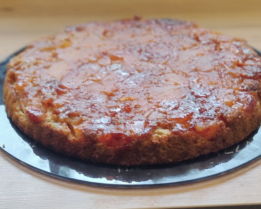 Gâteau renversé aux pommes avec un glaçage doré.