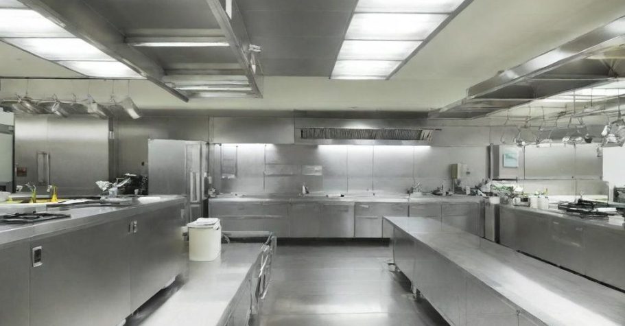 Formations restauration finançables OPCO en Bretagne - Morbihan - Finistère Cuisine moderne avec surfaces en acier inoxydable et éclairage fluorescent.