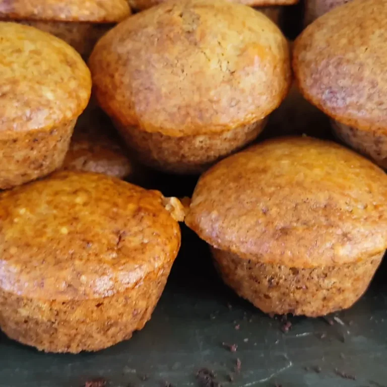 Muffins végétaliens dorés disposés en un tas, avec une texture moelleuse.