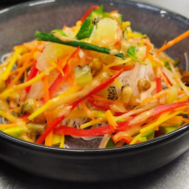 Formation pour optimiser ses coûts matière et son organisation en restauration commerciale en Bretagne et Morbihan Salade de légumes colorés avec nouilles, sauce et garnitures croquantes.
