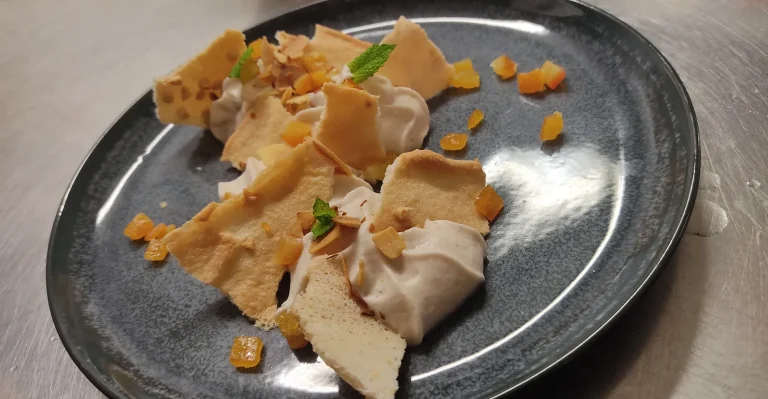 Photo élégante de plat gastronomique avec des garnitures variées sur assiette grise.
