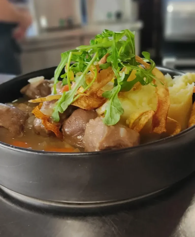 Braisé de viande garnie de légumes, purée et herbes fraîches.